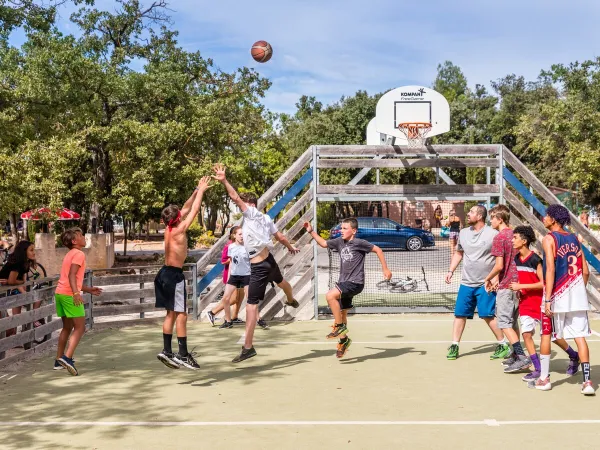 Basketball court at Roan camping Du Verdon.
