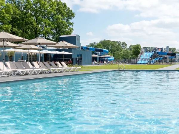 Heated outdoor pool with 4 water slides at Roan camping De Twee Bruggen.