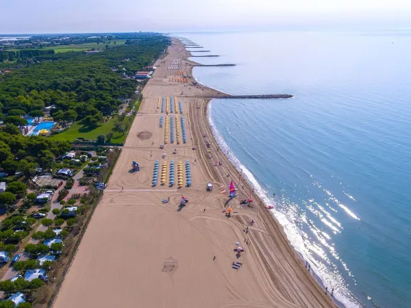 Overview of the beach at Roan camping Mediterraneo.