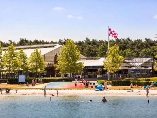 Overview of the pond with air trampoline at Roan camping Terspegelt.