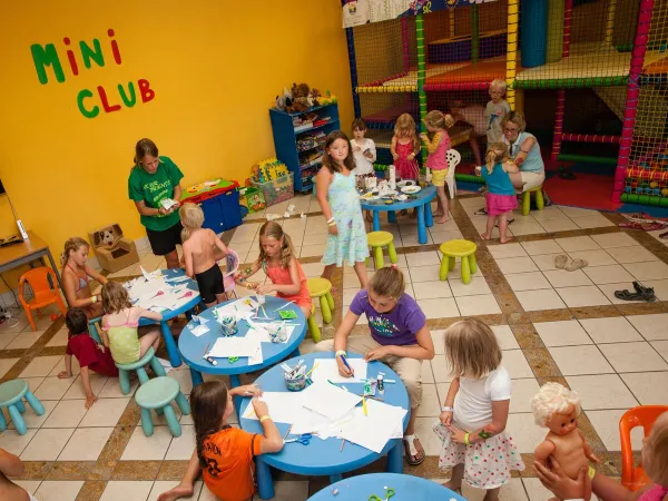 Children's entertainment at Roan camping Norcenni Girasole.