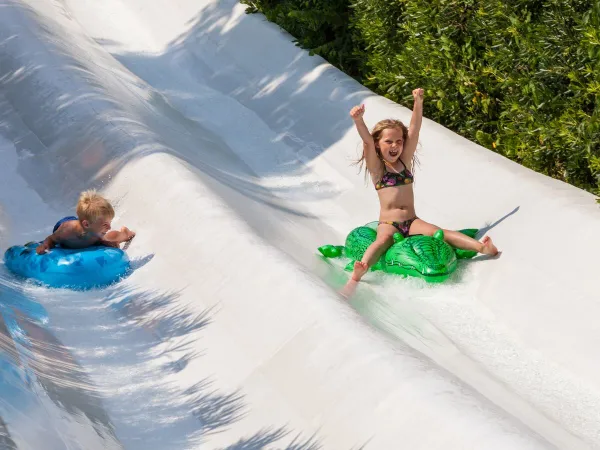 Slide down the slides with inflatables at Roan camping hu Altomincio village.