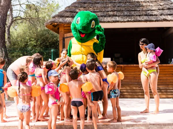 Active entertainment mascot at Roan camping La Pierre Verte.