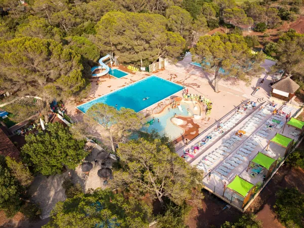 Drone shot of the swimming pool at Roan camping La Pierre Verte.