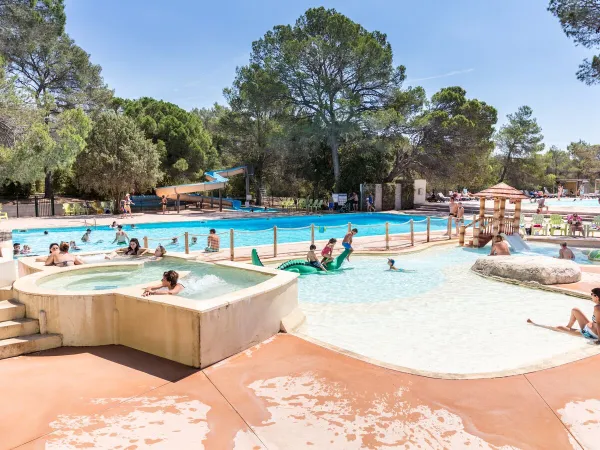 Location swimming facilities at Roan camping La Pierre Verte.