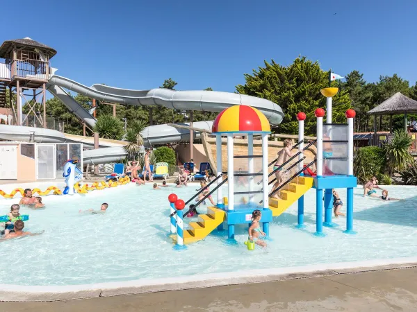 Children's pool with water device at Roan camping Le Vieux Port.