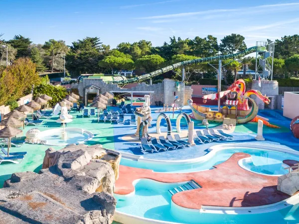 Swimming pool with spray park and slides at Roan camping Le Domaine du Clarys.
