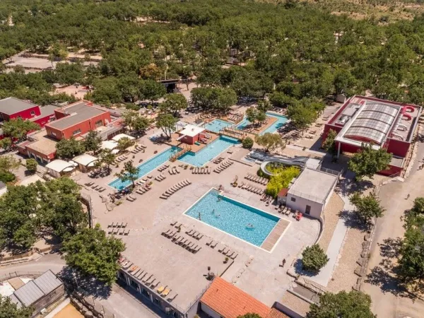 Overview of swimming pools at Roan camping Aluna Vacances.