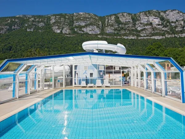 Covered swimming pool at Roan camping L'Ideal.