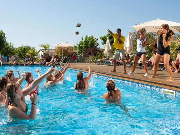 People join the aquarobics at Roan Camping El Pinar.