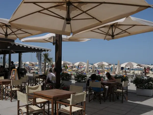 Terrace by the beach at Roan camping Adriano Village.