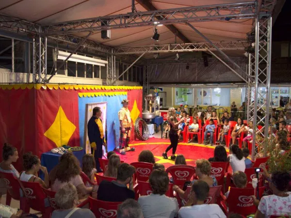 Children's show at Roan camping Lido Verbano.