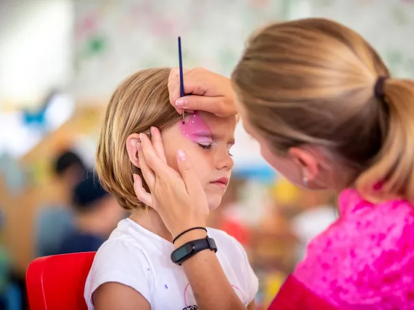 Face painting activity at Roan camping Bella Austria.