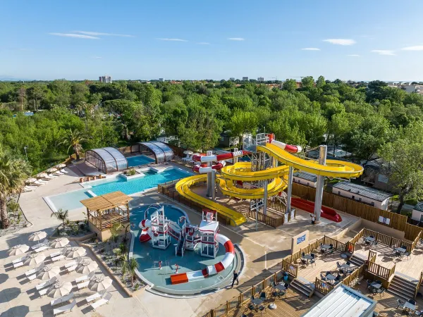 Overview swimming park of Roan camping La Chapelle.