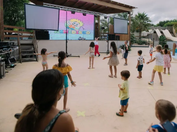 Dance entertainment at Roan camping Caballo de Mar.