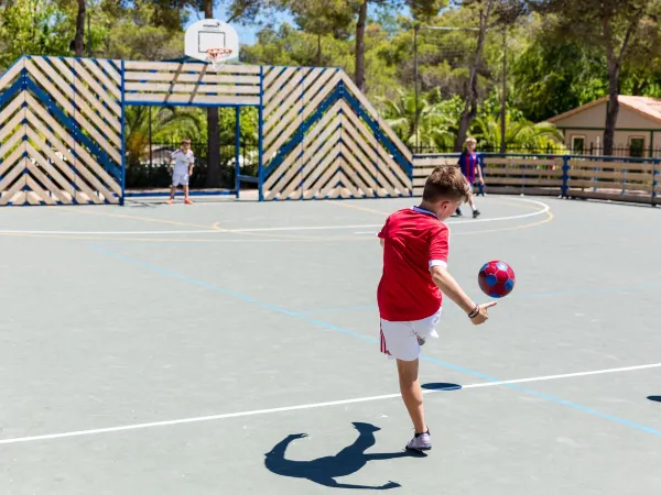 The multi-sport court at Roan camping Vilanova Park.