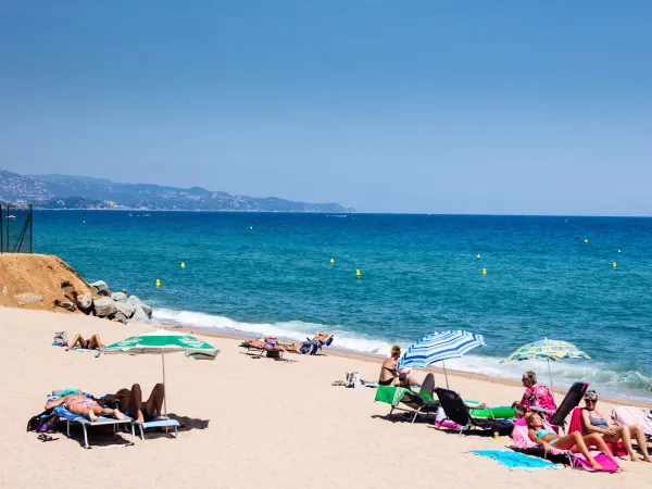 People enjoy by the sea at Roan Camping El Pinar.