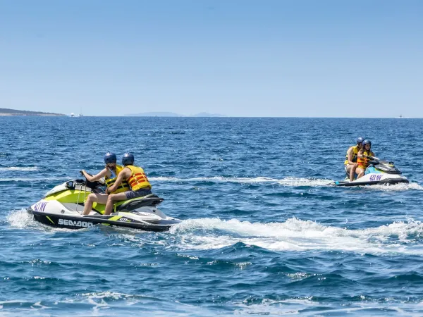 People on a watercraft at Roan Camping El Pinar.