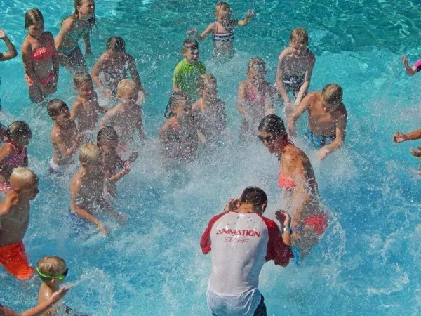 Entertainment in the pool at Roan camping Pra'delle Torri.