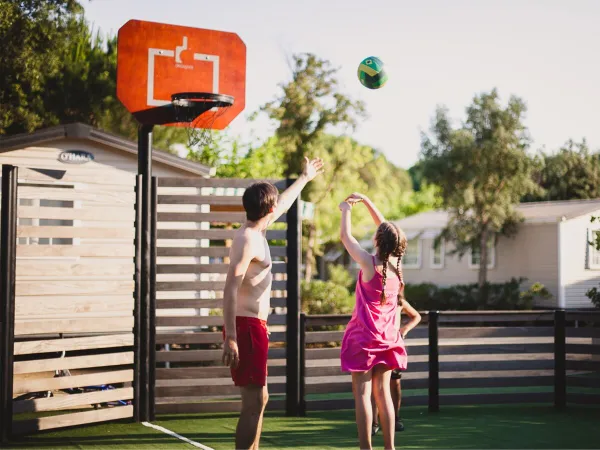 Playing basketball at Roan camping Tucan.