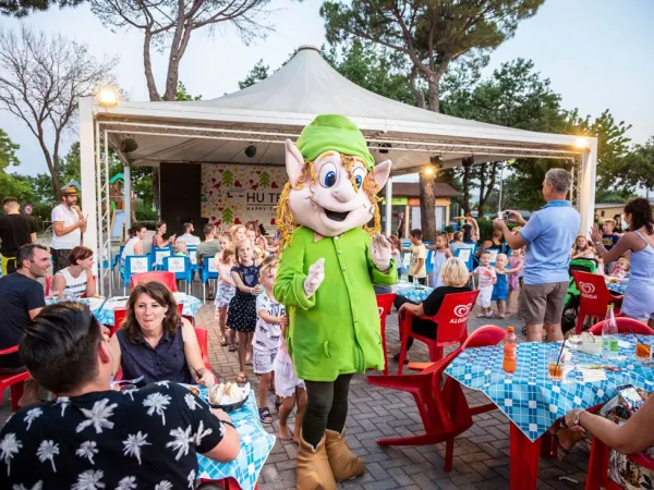 Entertainment entertains at the terrace of Roan camping hu I Pini village.