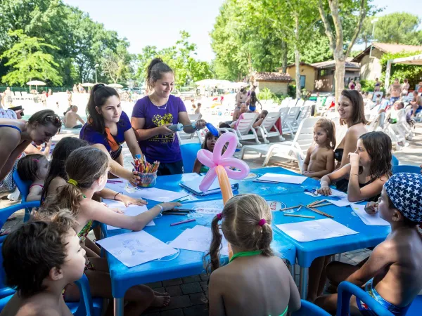 Children's entertainment activity at Roan campsite hu I Pini village.