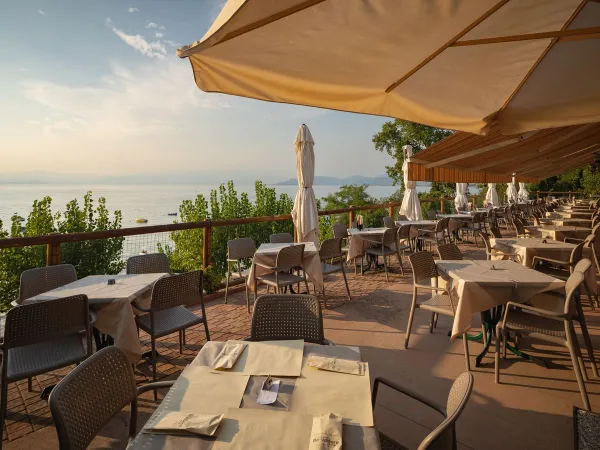 Terrace with beautiful sea view at Roan camping Belvedere.