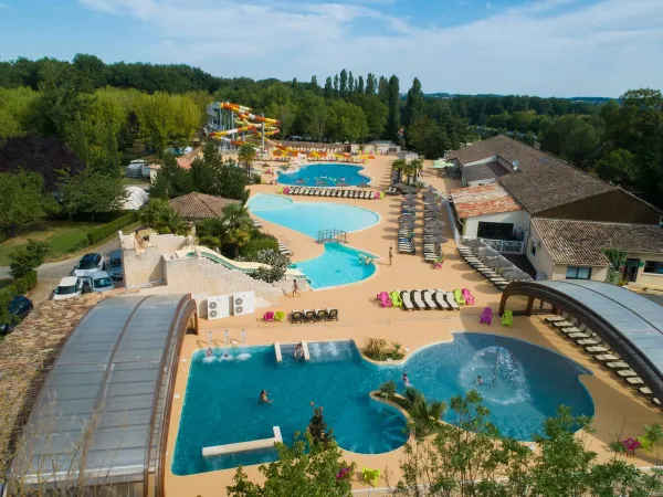 Overview of swimming pools with indoor pool at Roan camping Château de Fonrives.