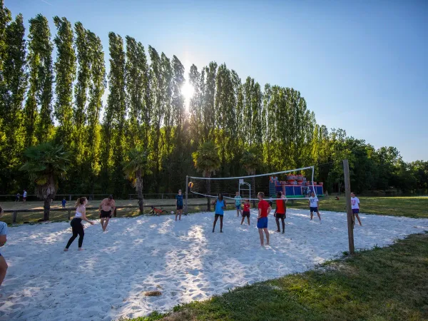 Beach volleyball at Roan camping Château de Fonrives.