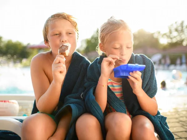 Kids eat ice cream at Roan camping des Ormes.