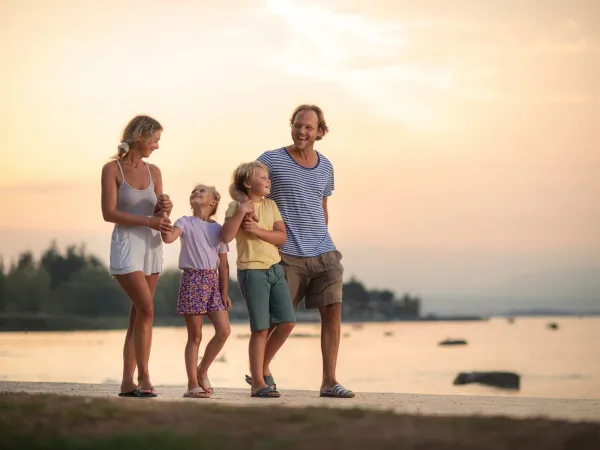 Family fun on the beach near Roan camping La Sirène.