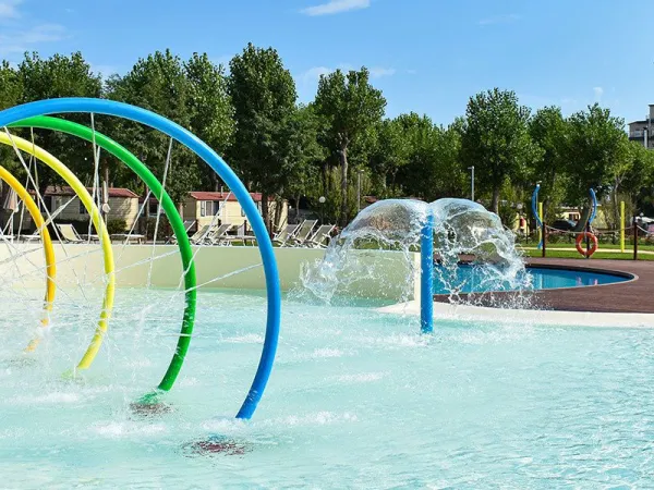 Spray park in the pool at Roan camping Rimini Family Village.