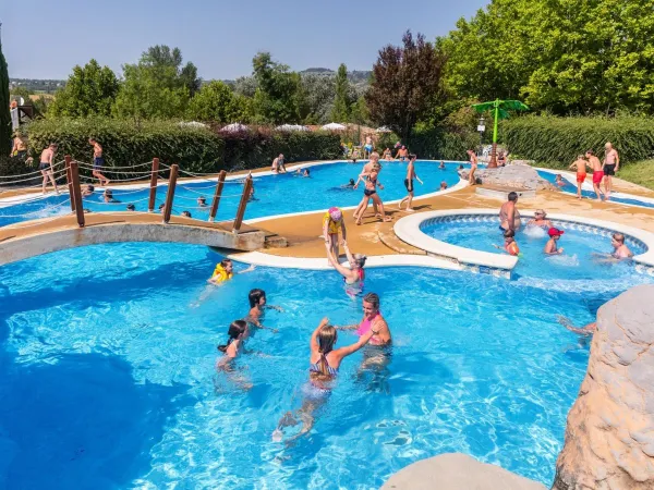 Lively swimming pool at Roan camping Le Pommier.