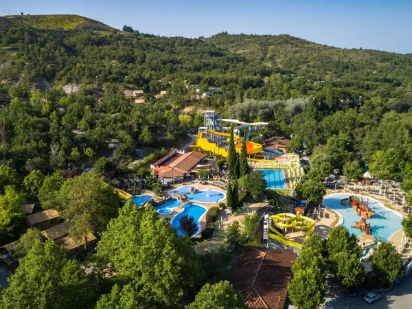 Overview of Roan camping Le Pommier's swimming area.