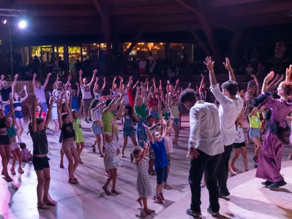 Children's entertainment in the evening at Roan camping Tahiti.