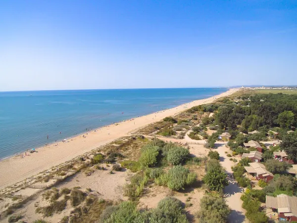 The sandy beach at Roan camping Serignan Plage.