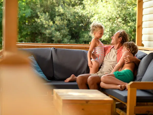 Family fun in the lounge of a Roan accommodation at camping hu Montescudaio village.