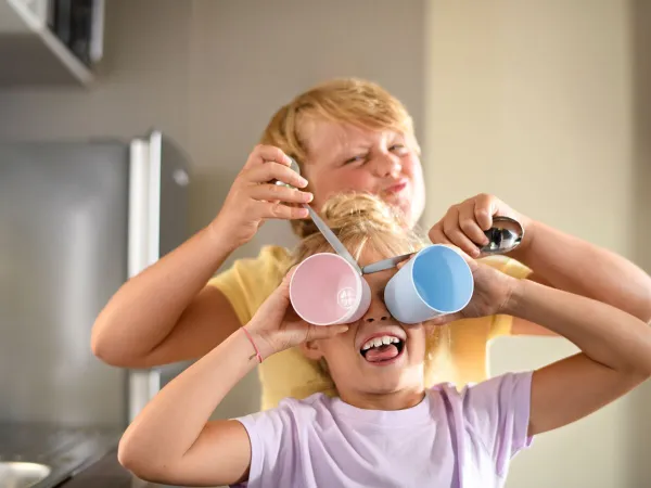 Kids have fun with crockery at Roan Camping El Pinar.