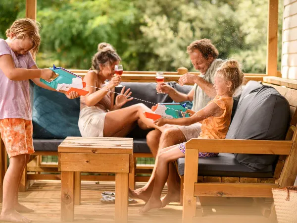 Water fun on the Lounge veranda at Roan camping Valkanela.