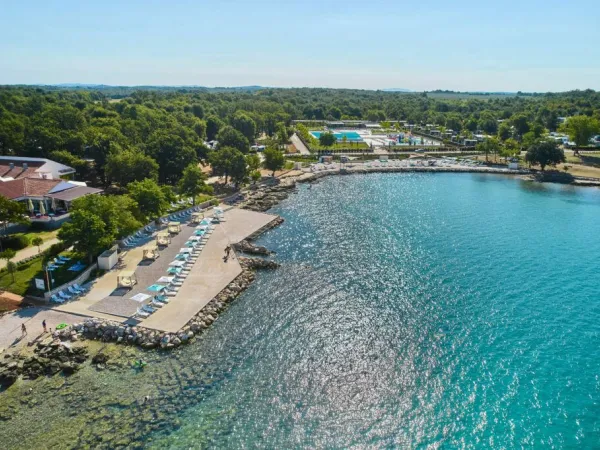 Lounging platforms at the beach of Roan camping Park Umag.