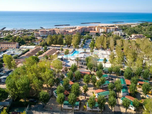 Overview of accommodations and swimming complex at Roan camping Club Napoléon.