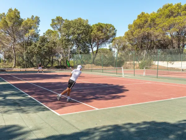 Tennis courts at Roan camping La Baume.