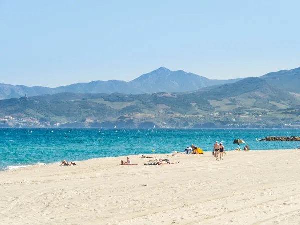 Sandy beach close to Roan camping Soleil Méditerranée.