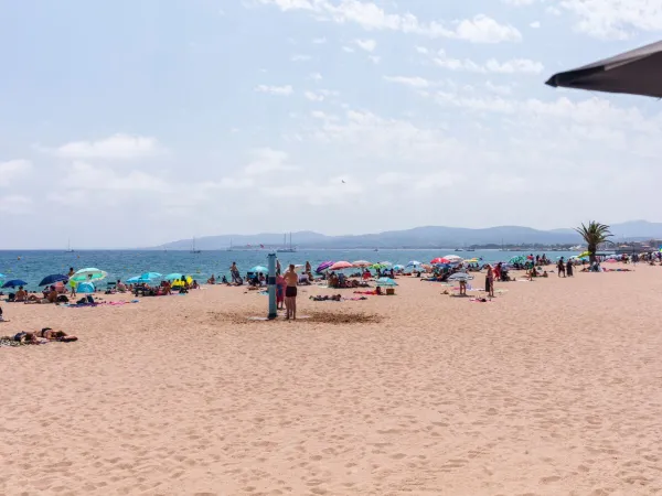 The sandy beach near Roan camping La Baume.