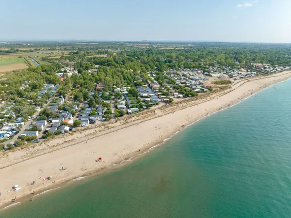 The sandy beach at Roan camping Méditerranée Plage.