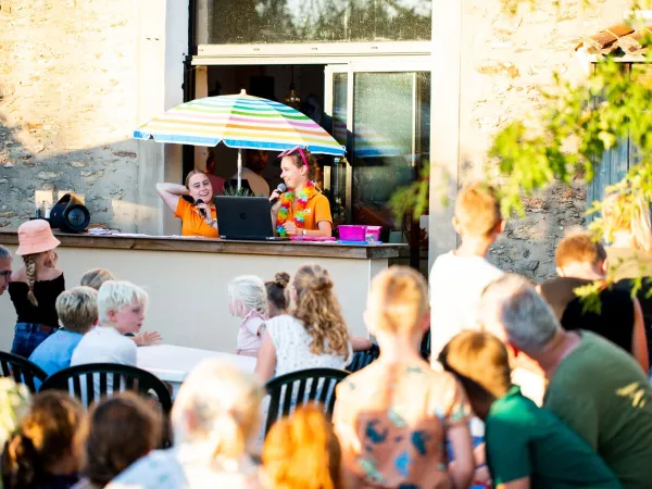 Singing activity at Roan camping du Latois.