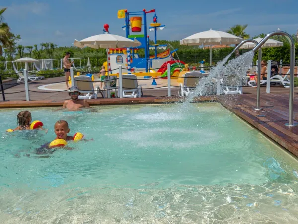 Swimming pool with water playground at Roan camping Rubicone.