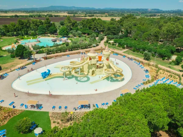 Overview pool playground at Roan camping Le Capanne.