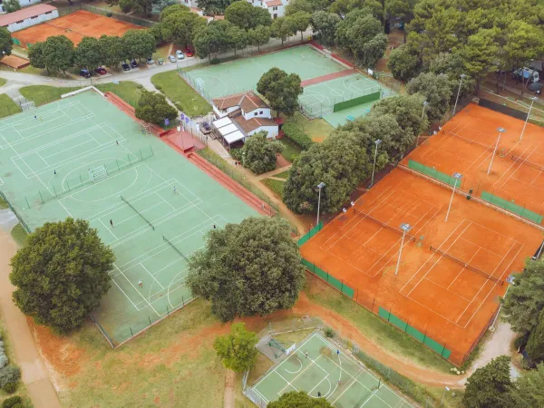 Tennis courts at Roan camping Polari.
