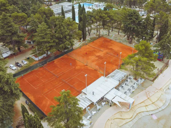 Tennis court at Roan camping Valkanela.